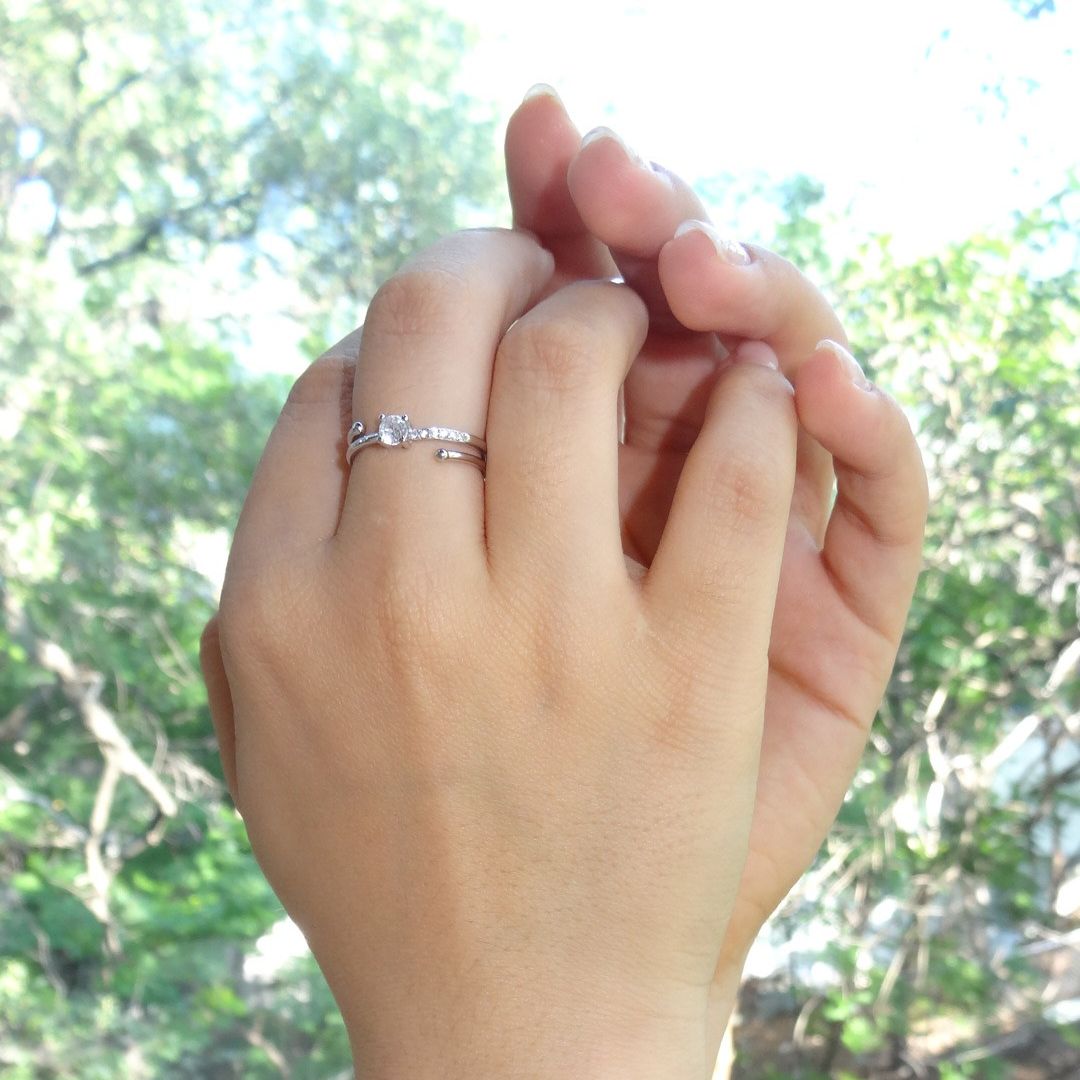 Anillo con zirconias ajustable