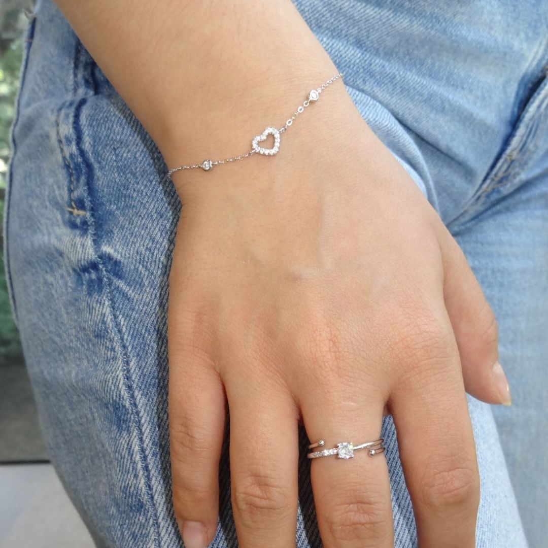 Pulsera delgada corazón plateada
