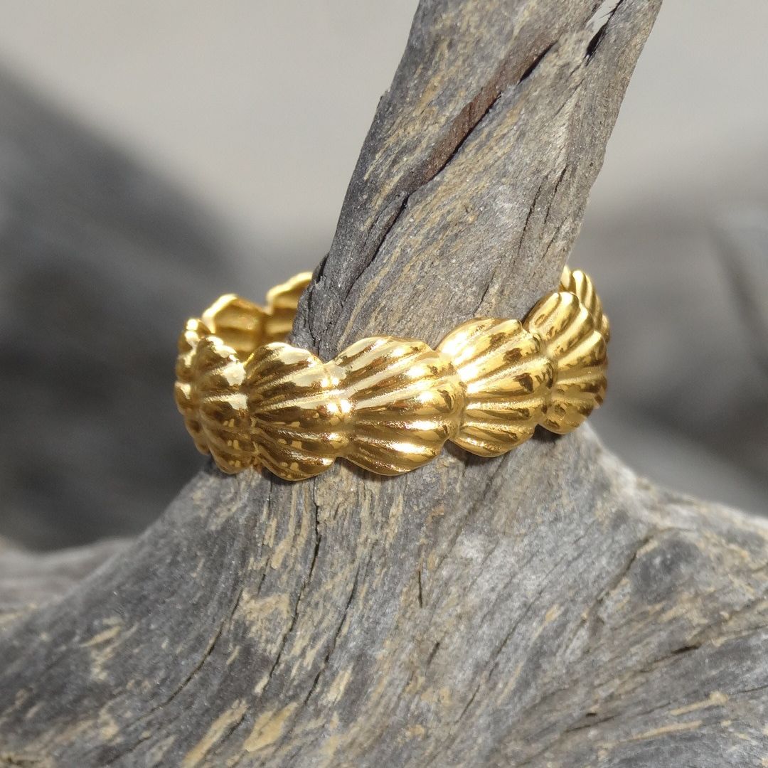 Anillo de cochitas dorado