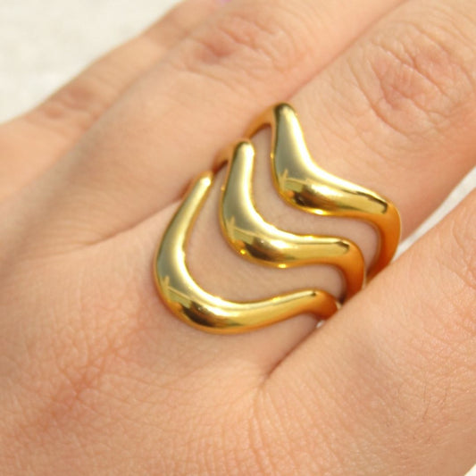 Anillo triple ondulado dorado