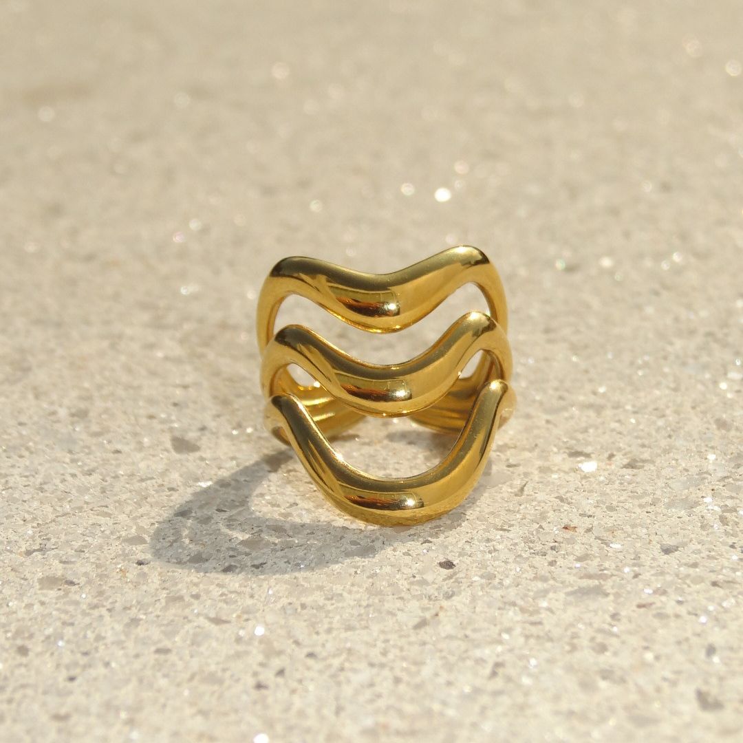 Anillo triple ondulado dorado
