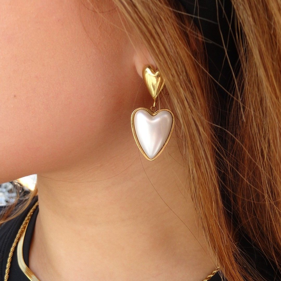 Arete doble corazon con perla madre