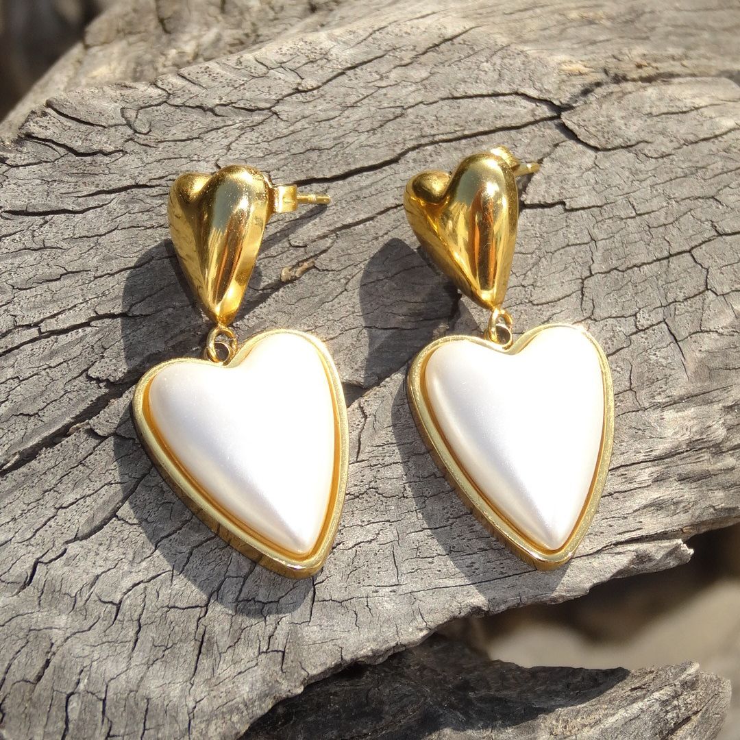 Arete doble corazon con perla madre