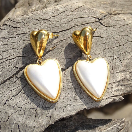 Arete doble corazon con perla madre