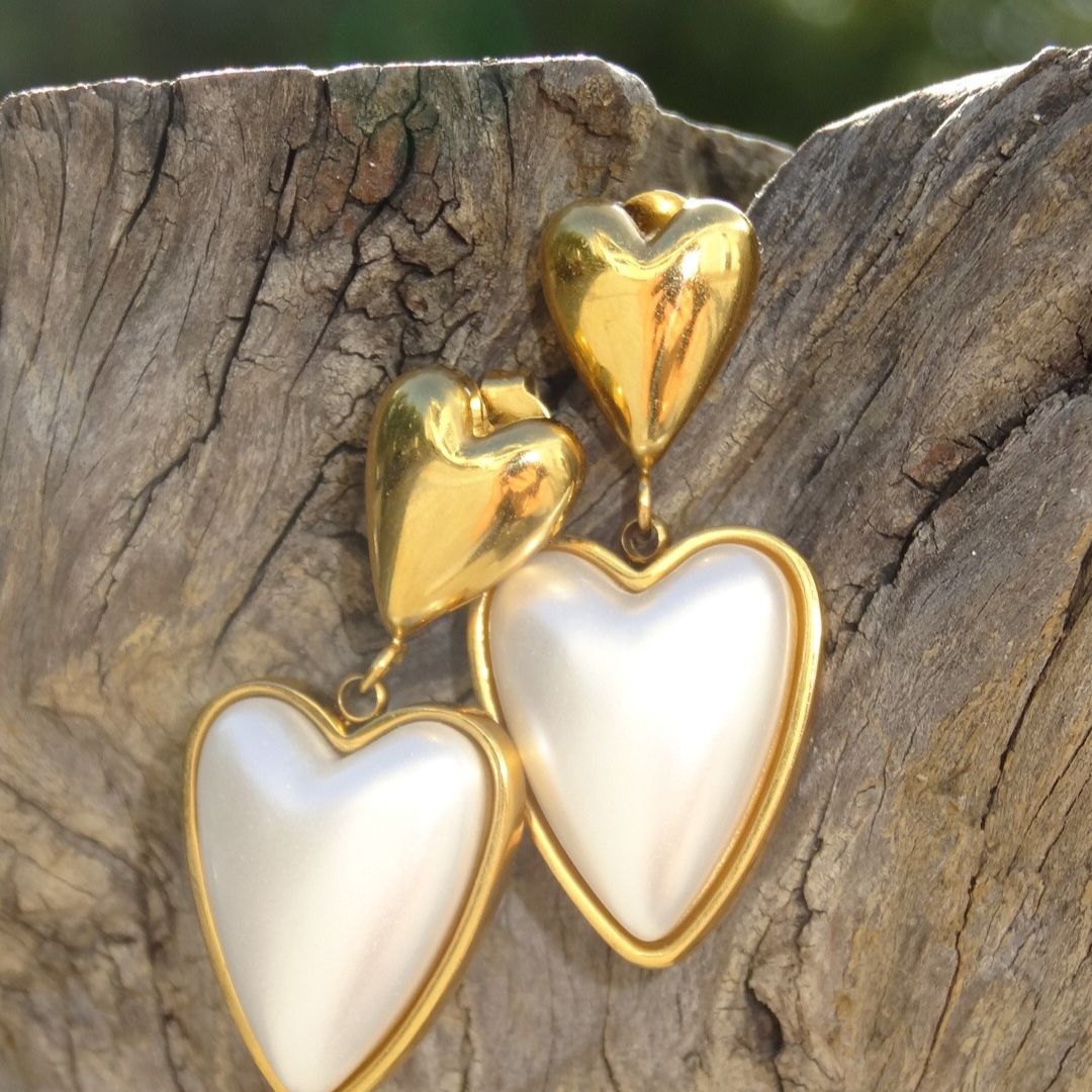 Arete doble corazon con perla madre