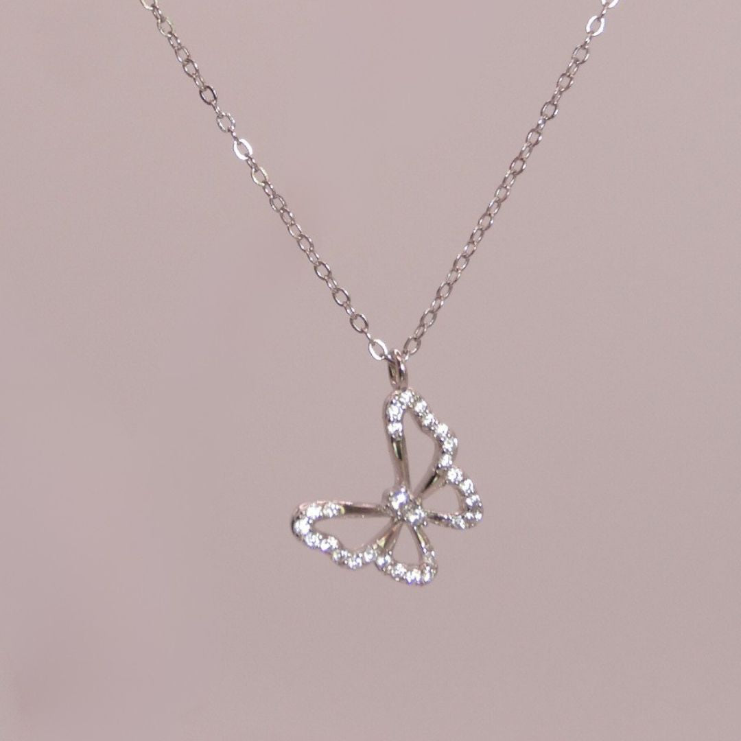 Collar de mariposa plateado