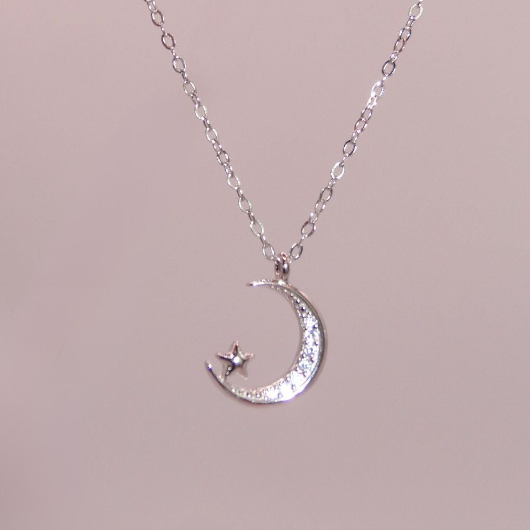 Collar media luna y estrella plateado