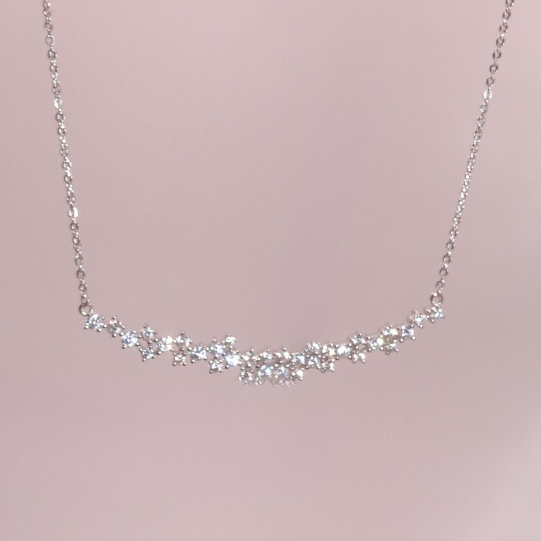 Collar pleteado con diseño rígido de zirconias