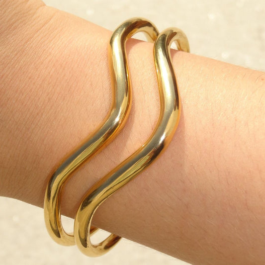 Pulsera ondulada rígida dorada