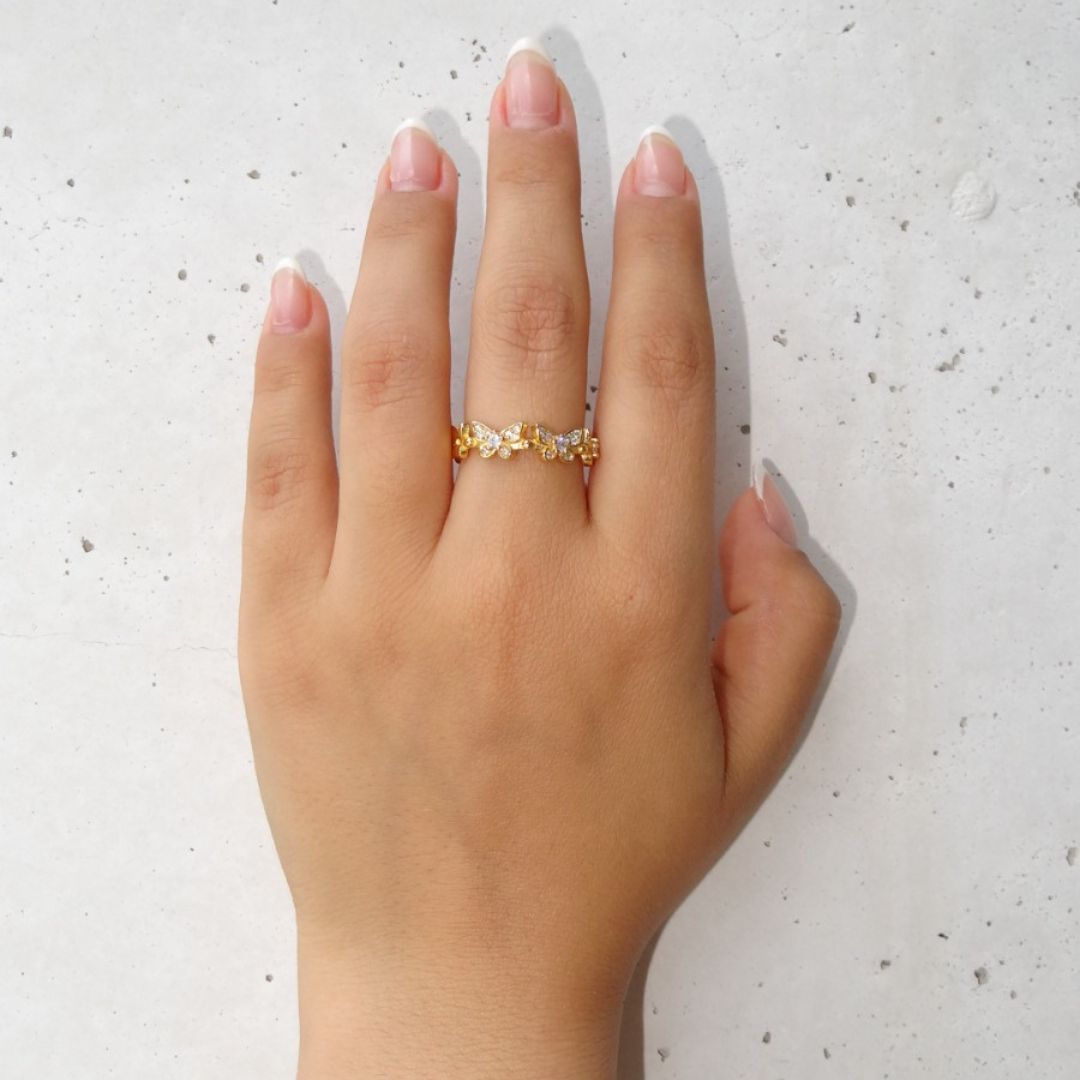 Anillo de mariposa volando