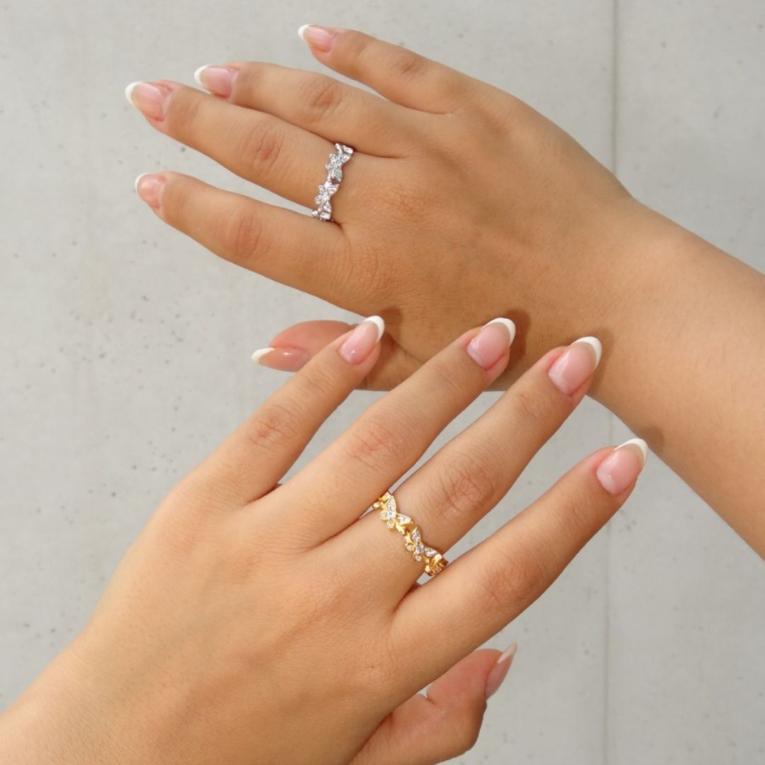 Anillo de mariposa volando