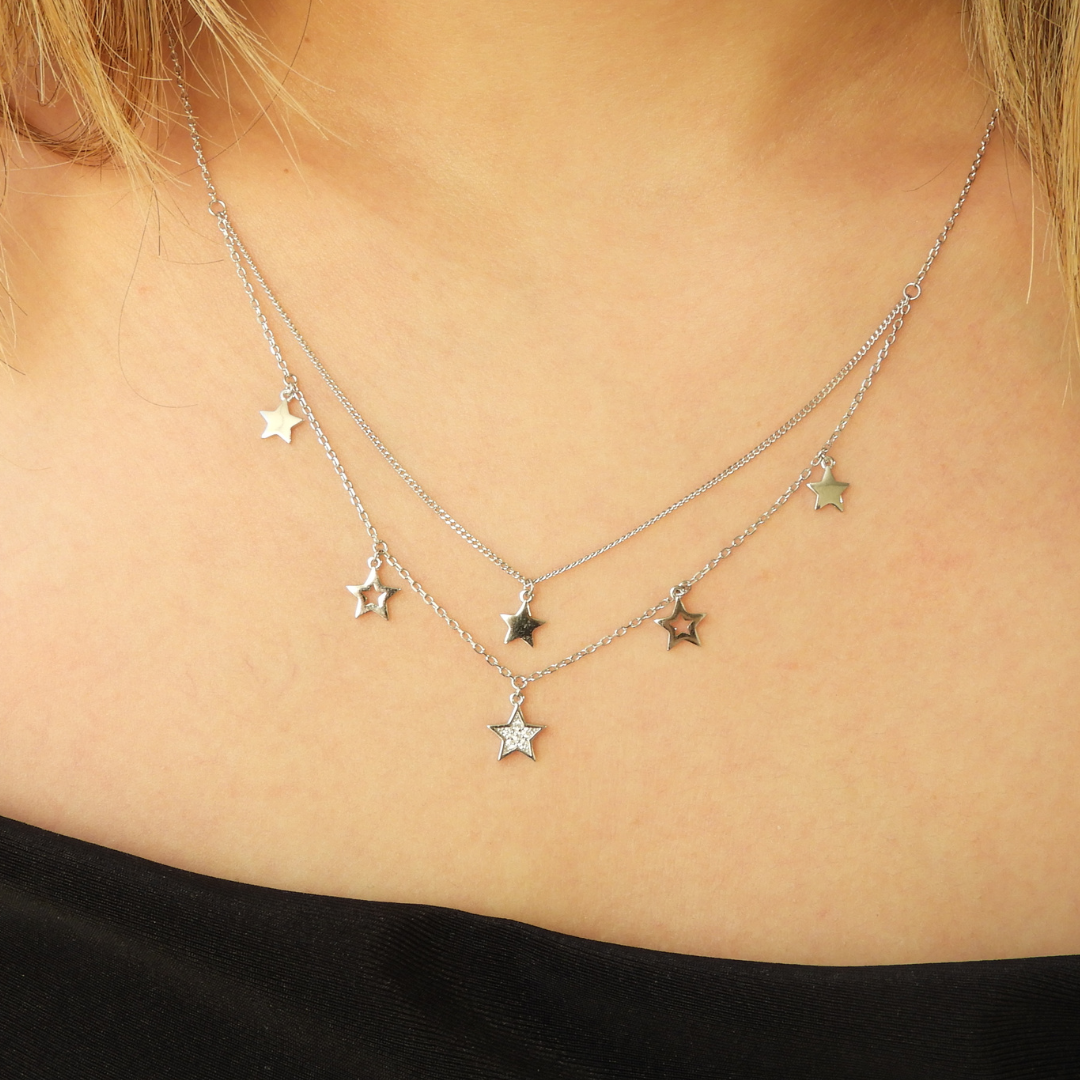 Collar con estrellas colgantes plateadas