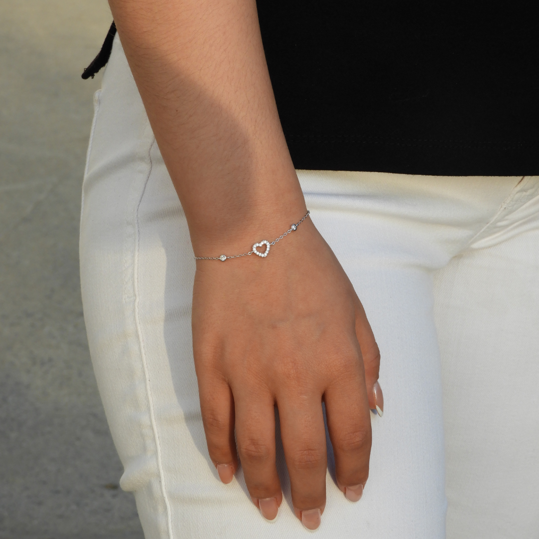 Pulsera delgada corazón plateada
