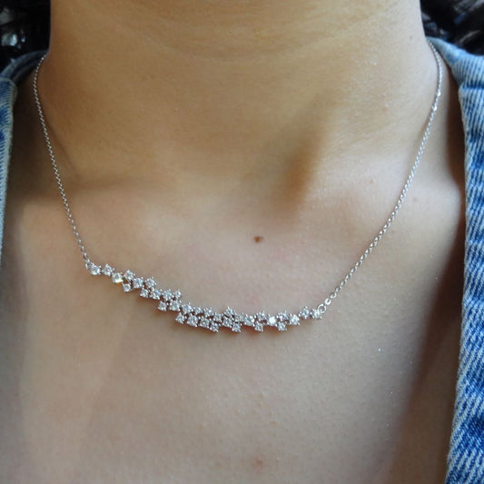 Collar pleteado con diseño rígido de zirconias