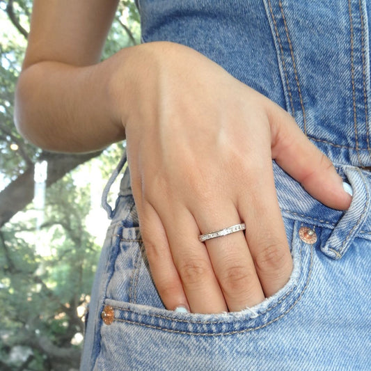 Anillo plateado plateado con blanco