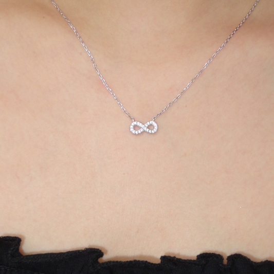 Collar infinito plateado