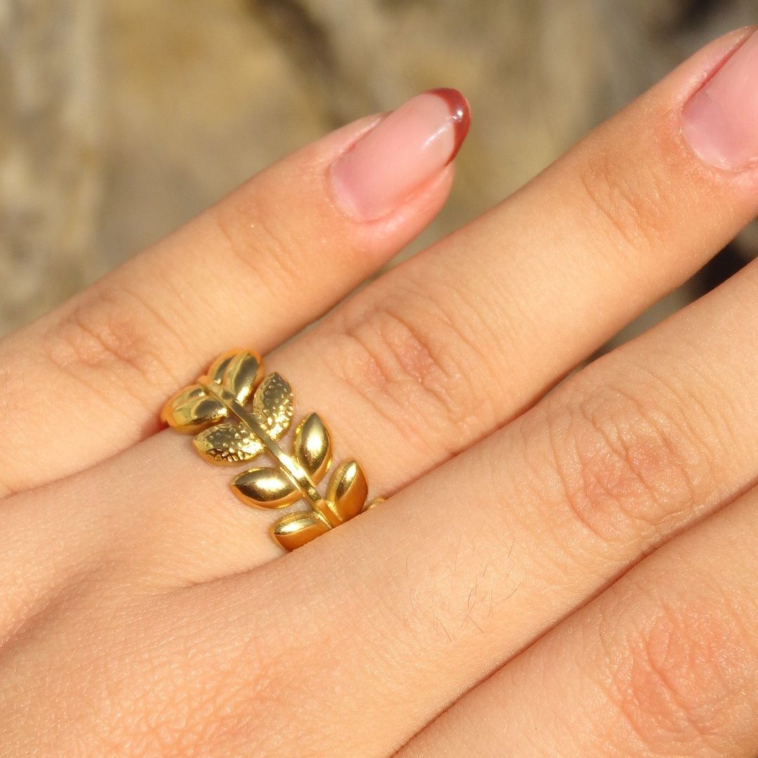 Anillo de hojas dorado