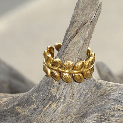 Anillo de hojas dorado