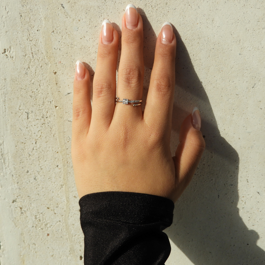 Anillo con zirconias ajustable