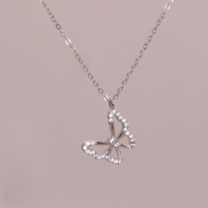 Collar de mariposa plateado