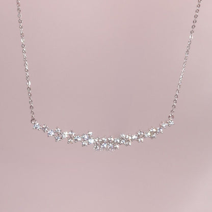 Collar pleteado con diseño rígido de zirconias