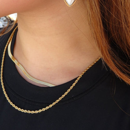 Collar snake con cadena dorada