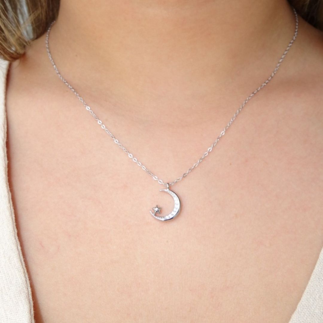 Collar media luna y estrella plateado