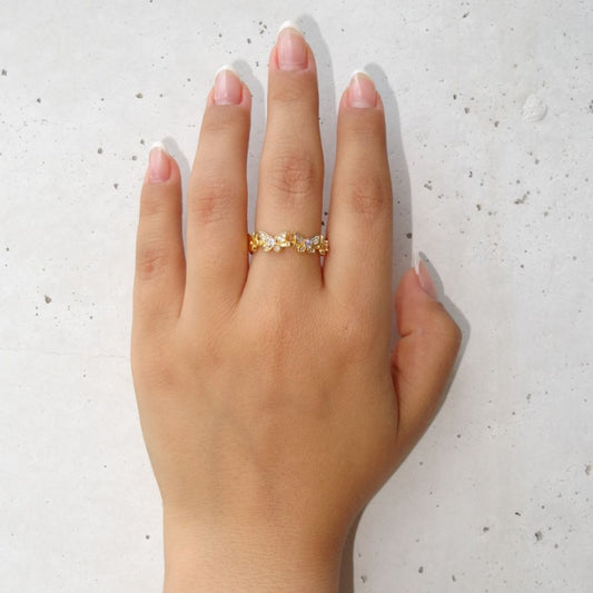 Anillo de mariposa volando