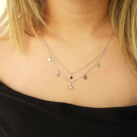 Collar con estrellas colgantes plateadas