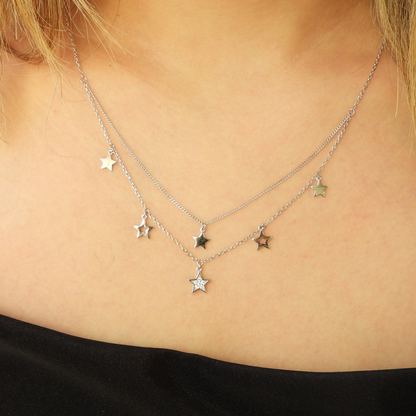Collar con estrellas colgantes plateadas